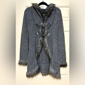 Collection Dress Barn Women’s Grey Sweater Fake Fur Trim Size Petite Large